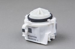 Biały plastikowy element z cylindrycznym kształtem i czarną gumową uszczelką na szarym tle.