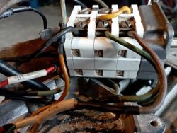 Dlaczego silnik jednofazowy 1,5 kW na 230V buczy oraz wyłącza bezpieczniki?