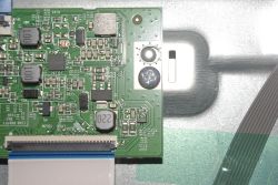 Hisense 65U6NQ - pionowe pasy i żółty proszek przy matrycy, zalanie czy COF?