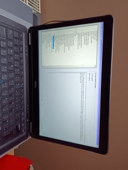 Laptop Dell z ekranem ustawionym pionowo z otwartym BIOS-em.