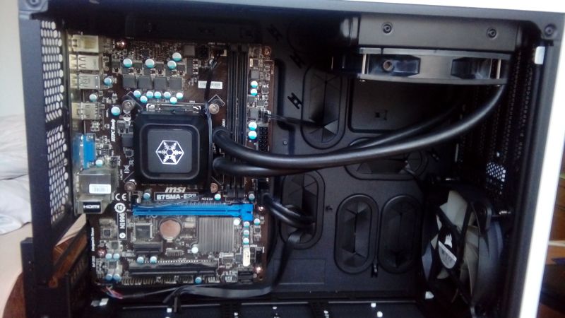 Czy mogę inaczej ułożyć kable chłodzenia SilverStone Tundra TD03-Lite?