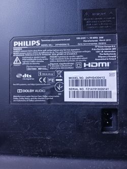 Tabliczka znamionowa telewizora Philips z modelami, numerami seryjnymi i informacjami ostrzegawczymi.