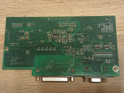 Płytka PCB z serwosterownika pokazująca ścieżki i komponenty.