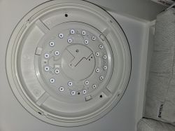 Zdjęcie wnętrza plafonu bez oprawy z widocznymi diodami LED.