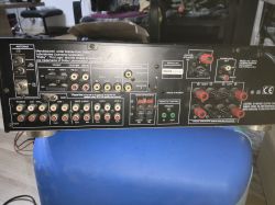 Jak podłączyć tylne głośniki do Harman Kardon AVR21?