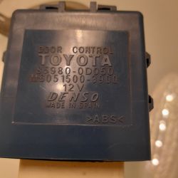 Toyota Yaris 1 2004 - moduł centralnego zamka + kluczyk z pilotem