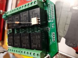 Comparison of mechanical relay and MOSFET on a circuit board.
