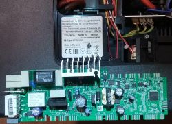 Płyta główna ekspresu Siemens EQ.6 plus s500 ze zbliżeniem na elektronikę i tabliczkę znamionową.
