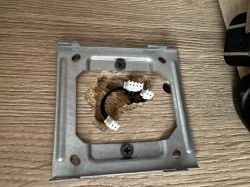 Przewody elektryczne i uchwyt montażowy w ścianie.