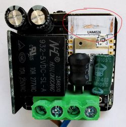 Przekaźnik elektroniczny z zaznaczonym miejscem na antenę Wi-Fi.