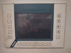 Panel sterowania PLC z przyciskami funkcyjnymi i niedziałającym ekranem.