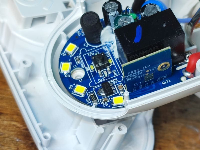 Układ wewnętrzny gniazdka IoT z LEDami