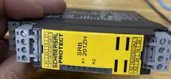 Przekaźnik bezpieczeństwa Schmersal Protect SRB201ZH-24V z widocznymi złączami i oznaczeniami.