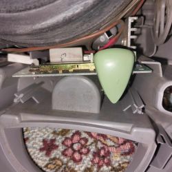 Wnętrze odkurzacza Zelmer Meteor 2 Typ 400.0.P01E T, ukazujące elementy elektroniczne i mechaniczne.