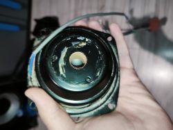 Osoba trzyma metalowy element z otworem pośrodku, przypominający część głośnika.