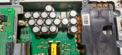 Wnętrze modułu ICCU z widocznymi kondensatorami i elementami PCB