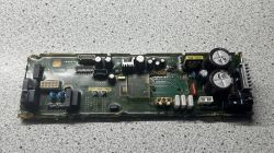 Zdjęcie uszkodzonej płytki elektronicznej z pralki.