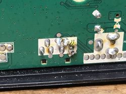 Zbliżenie na płytę główną z elektroniką i pinami.