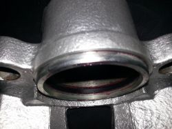 Mazda 3 BK - Trudności z zamocowaniem gumowych osłon tłoczka podczas regeneracji zacisku