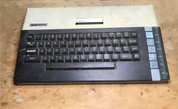 Wnętrze starego 8-bitowego retro komputera: Atari 800XL (1983)