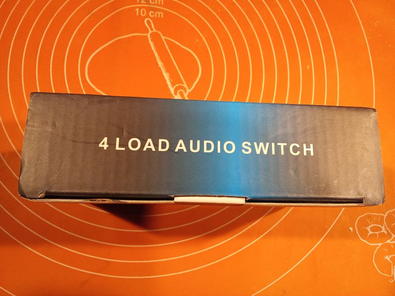 Pudełko z napisem 4 LOAD AUDIO SWITCH