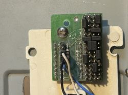 Płytka PCB z pinami i zworkami, oznaczenia „G‑568” i „ONE”, kilka przewodów