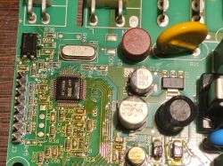 Zbliżenie na płytkę PCB ze złączami, kondensatorami i układem scalonym RCMT17T