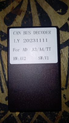 Czarny dekoder CAN BUS z etykietą informacyjną.