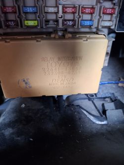 Moduł przekaźnika integracji w samochodzie Toyota Corolla E12 z bezpiecznikami.