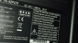 Etykieta techniczna telewizora Panasonic model TH-42PV7F z ostrzeżeniami.