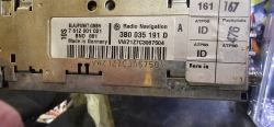 Nahaufnahme der Rückseite eines Radios mit einem Blaupunkt-Label und einer Seriennummer.