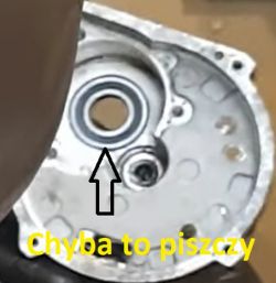 Fragment mechanizmu z łożyskiem oznaczonym strzałką i napisem 