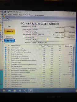 Zrzut ekranu z programu CrystalDiskInfo pokazujący stan dysku TOSHIBA MK3265GSX 320 GB, z ostrzeżeniem dotyczącym stanu dysku.