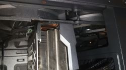 Wnętrze komputera, zbliżenie na kartę graficzną RTX 3070 Supreme i jej mocowanie.