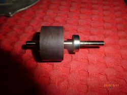 Wirnik wentylatora z łożyskami na czerwonym podkładzie