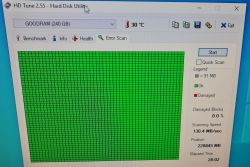 Ekran z aplikacji HD Tune 2.55 pokazujący skan błędów dysku GOODRAM 240 GB bez uszkodzonych bloków.