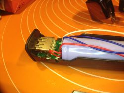 Recenzja latarki z funkcją powerbanku z Biedronki - użytkowanie i funkcje