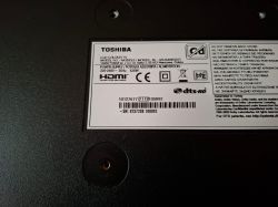 Naklejka z tyłu telewizora Toshiba z informacjami o modelu i zasilaniu