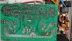 Moduł zasilania urządzenia elektronicznego z widoczną płytką drukowaną i elementami.