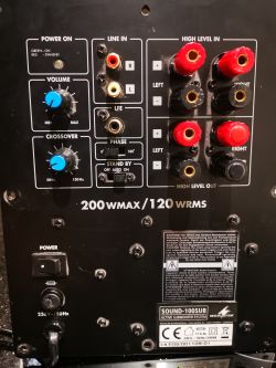 Tylny panel subwoofera aktywnego Monacor Sound-100SUB z widocznymi elementami sterującymi i gniazdami podłączeniowymi.