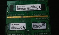 Dwa moduły RAM leżące na czarnym tle, jeden marki Samsung, drugi Kingston.