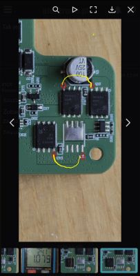 Zbliżenie elementów elektronicznych na płytce drukowanej z zaznaczonymi połączeniami.