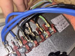 Nadpalone złącza elektryczne i przewody w piecu Harvia SW90E