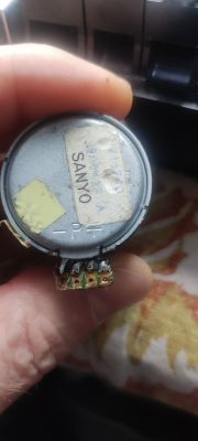 Silniczek Sanyo do magnetofonu z oznaczeniem -P+ i płytką lutowniczą