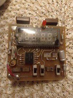 Moduł zegarka Elektronika 12.41a z widocznym wyświetlaczem i układem scalonym