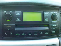 Czy Alpine CDE-W296BT pasuje do Toyota Corolla E12 2002? Montaż i głośniki