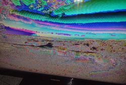 Zniekształcony obraz na ekranie telewizora TOSHIBA 32AV933G.