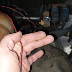 Nieznane kable pod akumulatorem w Chrysler Grand Voyager 2009