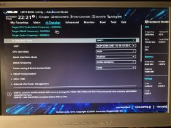 Zrzut ekranu zaawansowanego trybu BIOS na płycie głównej ASUS.