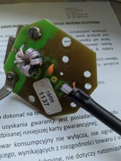 Lutowanie żyły głównej kabla w wzmacniaczu anteny Telmor ASR do pracy jako symetryzator